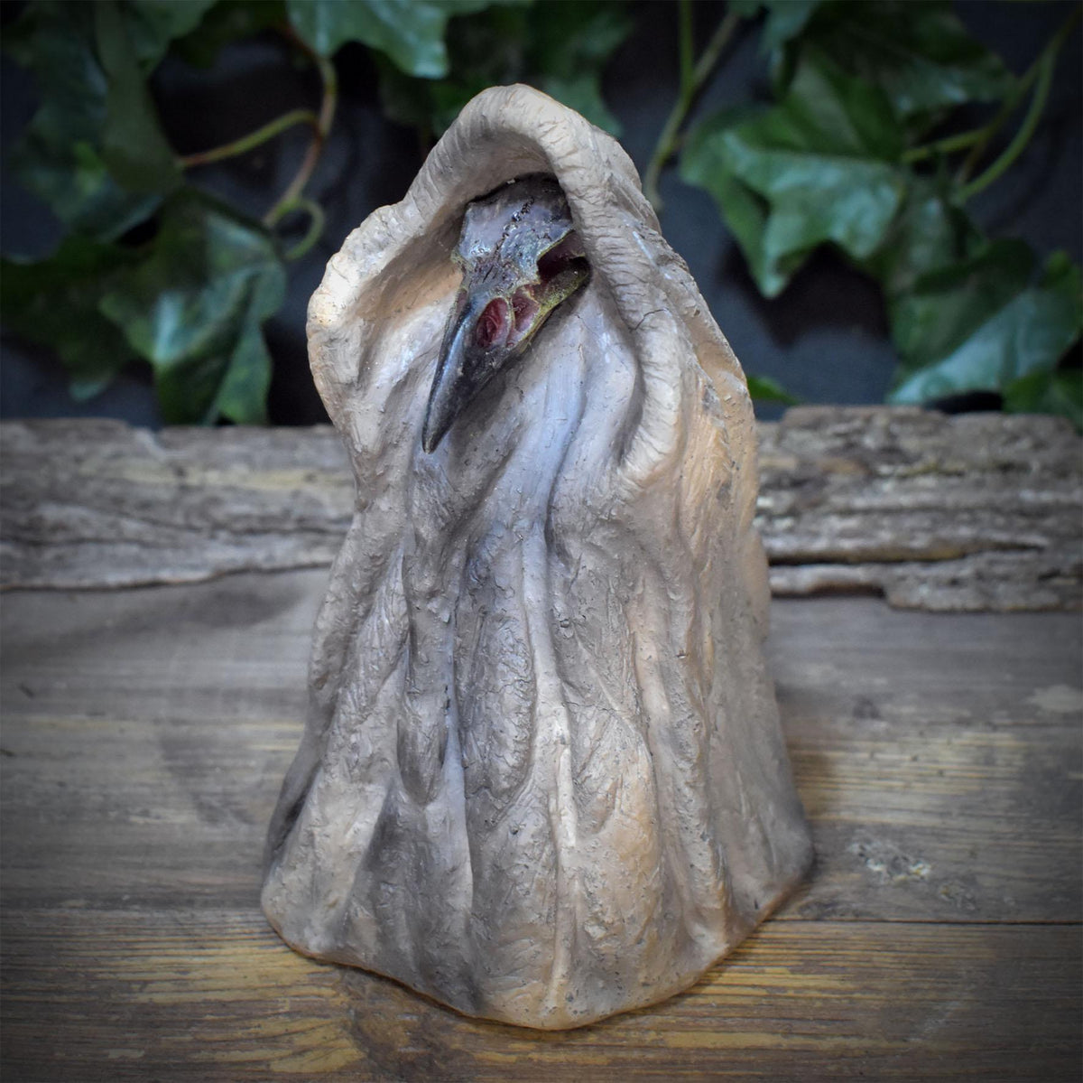 Morrigan Skulptur Keramik mit Rabenschädel | Keltische Rabengöttin Figur im Umhang | Spirituelle Altar Deko Ritual 18cm 1,7kg SKU317