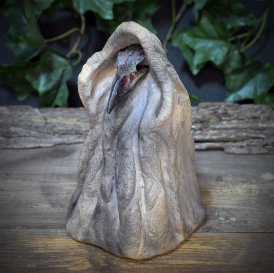 Morrigan Skulptur Keramik mit Rabenschädel | Keltische Rabengöttin Figur im Umhang | Spirituelle Altar Deko Ritual 18cm 1,7kg SKU317