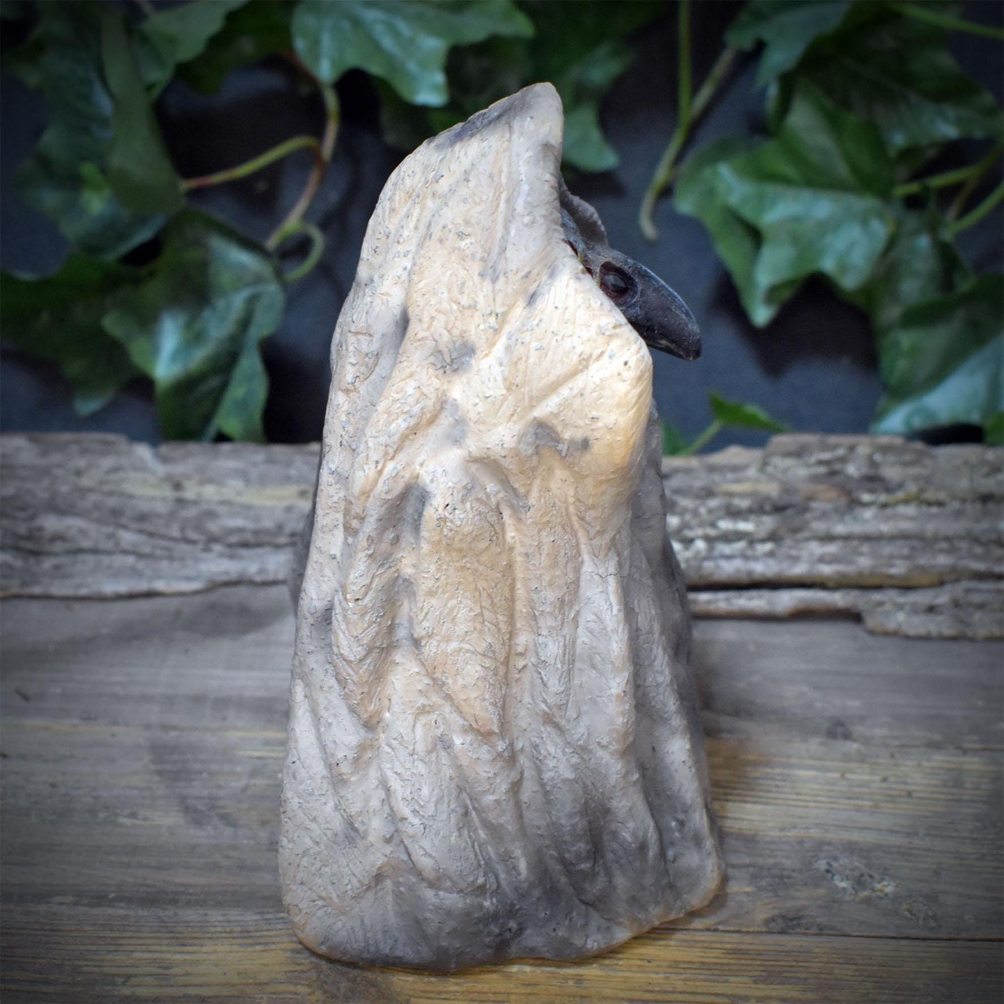 Morrigan Skulptur Keramik mit Rabenschädel | Keltische Rabengöttin Figur im Umhang | Spirituelle Altar Deko Ritual 18cm 1,7kg SKU317