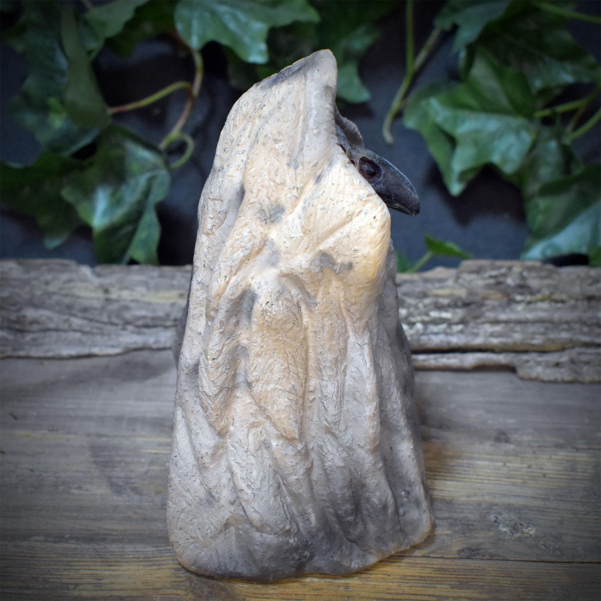 Morrigan Skulptur Keramik mit Rabenschädel | Keltische Rabengöttin Figur im Umhang | Spirituelle Altar Deko Ritual 18cm 1,7kg SKU317