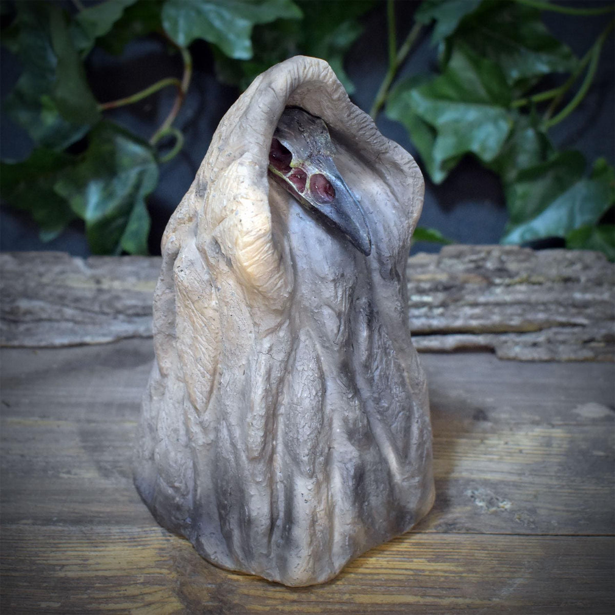 Morrigan Skulptur Keramik mit Rabenschädel | Keltische Rabengöttin Figur im Umhang | Spirituelle Altar Deko Ritual 18cm 1,7kg SKU317