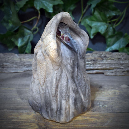 Morrigan Skulptur Keramik mit Rabenschädel | Keltische Rabengöttin Figur im Umhang | Spirituelle Altar Deko Ritual 18cm 1,7kg SKU317