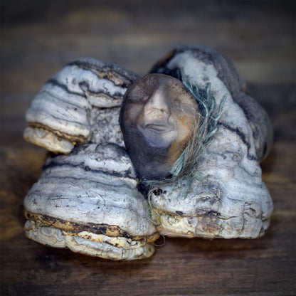 Wächter der Bäume Waldgeist Skulptur | Naturwesen aus Rauchbrand Ton & Baumpilz | Schamanische Altar Deko Erdung Unikat 100g SKU318