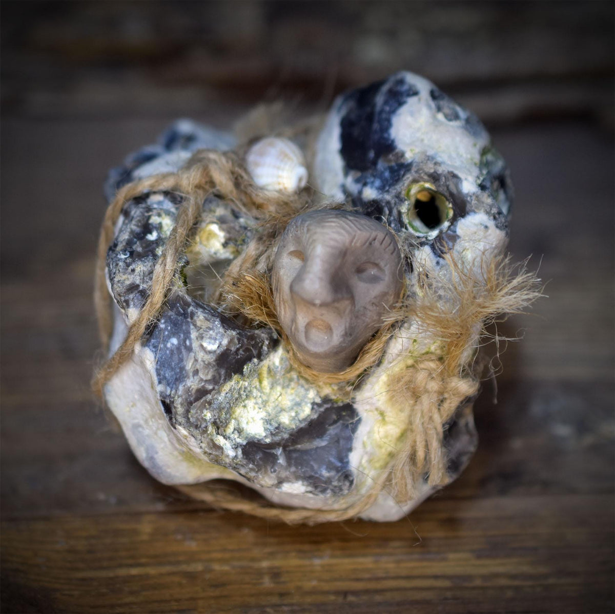 Hüter der Gezeiten Hagstone Skulptur | Flintstone Feuerstein Naturwesen Rauchbrand | Hühnergott Schutzstein Altar Ritual 440g SKU321