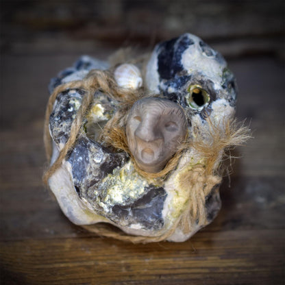 Hüter der Gezeiten Hagstone Skulptur | Flintstone Feuerstein Naturwesen Rauchbrand | Hühnergott Schutzstein Altar Ritual 440g SKU321