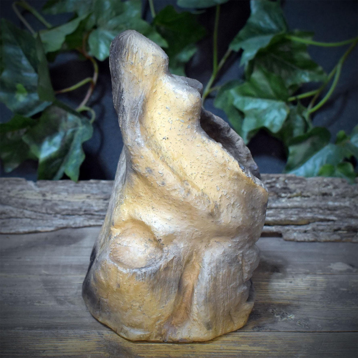 Göttin Holda Skulptur aus Keramik | Archaische Erdmutter mit Gabenschale im Schoßraum | Rauchbrand 2kg, 20x13cm SKU322