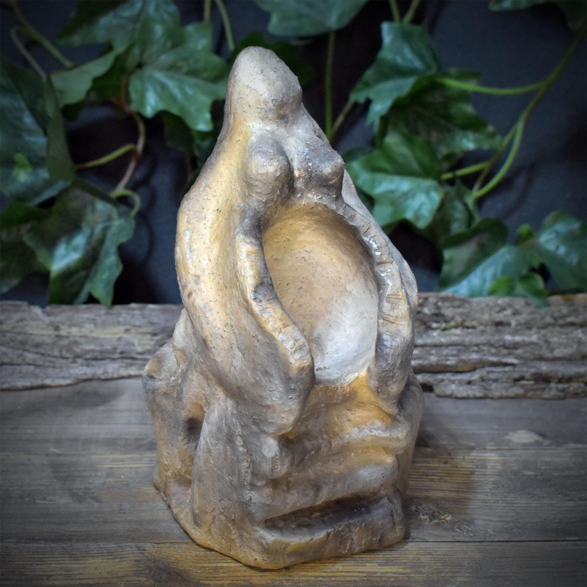 Göttin Holda Skulptur aus Keramik | Archaische Erdmutter mit Gabenschale im Schoßraum | Rauchbrand 2kg, 20x13cm SKU322