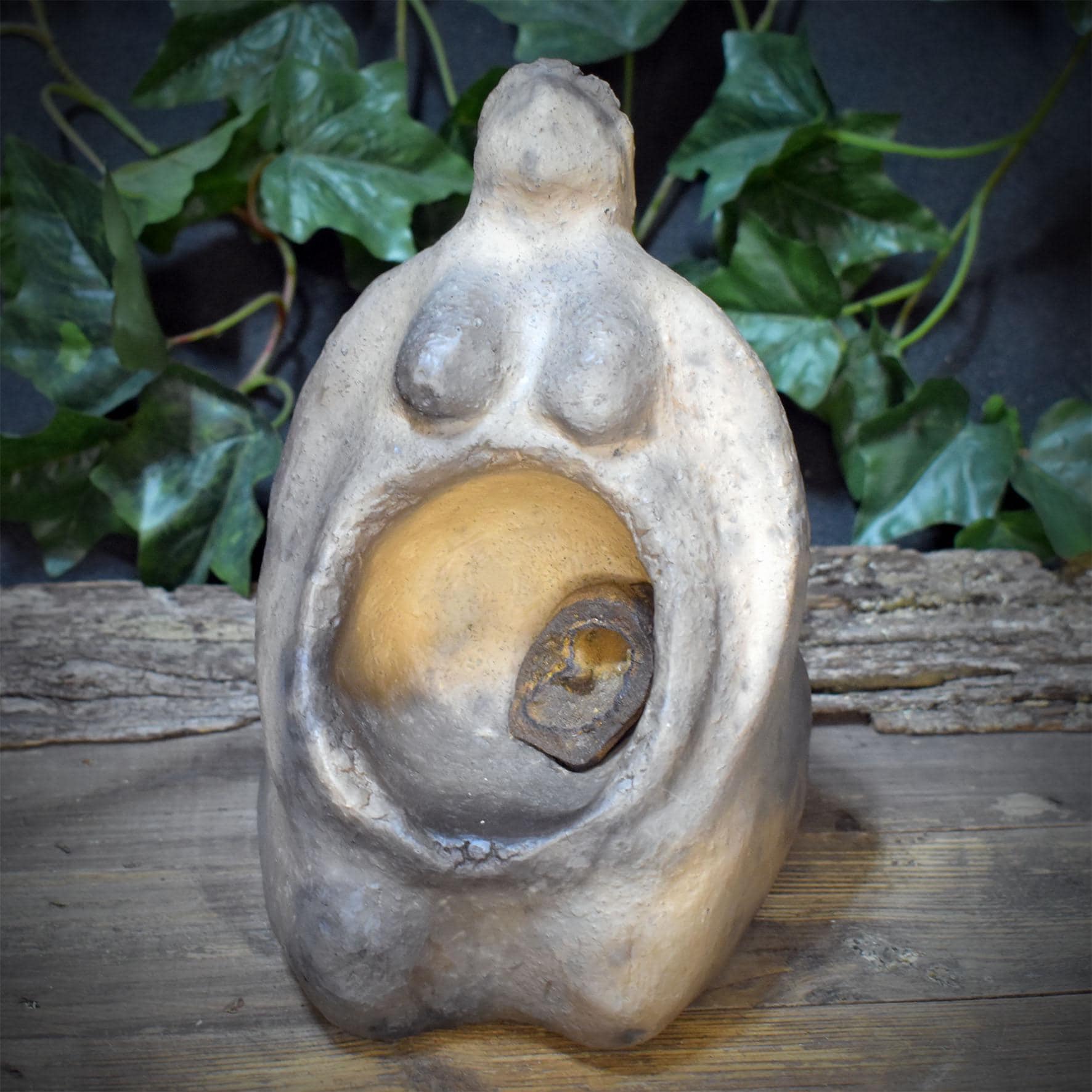 Erdmutter Skulptur Keramik, Göttin Gabenschale Limonit, Hexenschüssel Altar Figur, Rauchbrand 3,25kg, 22x14cm SKU313