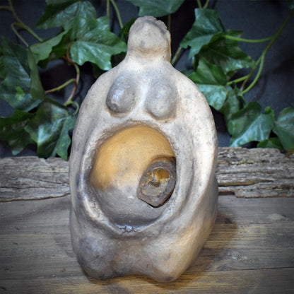 Erdmutter Skulptur Keramik, Göttin Gabenschale Limonit, Hexenschüssel Altar Figur, Rauchbrand 3,25kg, 22x14cm SKU313