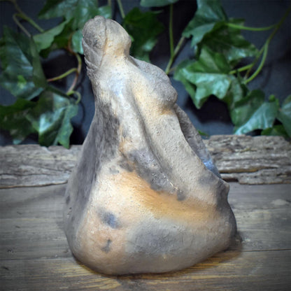 Erdmutter Skulptur Keramik, Göttin Gabenschale Limonit, Hexenschüssel Altar Figur, Rauchbrand 3,25kg, 22x14cm SKU313