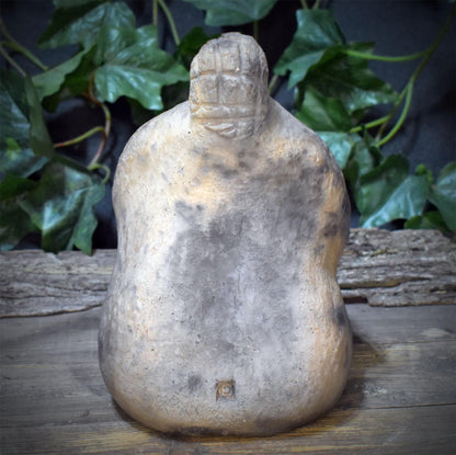 Erdmutter Skulptur Keramik, Göttin Gabenschale Limonit, Hexenschüssel Altar Figur, Rauchbrand 3,25kg, 22x14cm SKU313