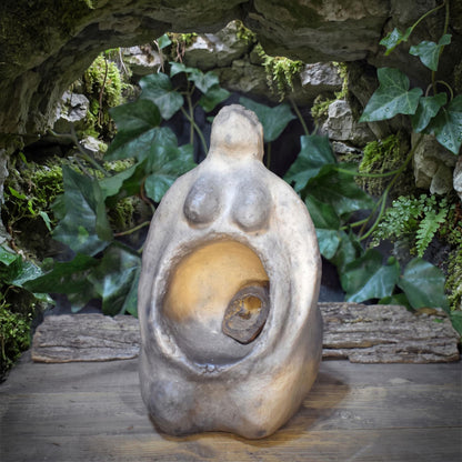 Erdmutter Skulptur Keramik, Göttin Gabenschale Limonit, Hexenschüssel Altar Figur, Rauchbrand 3,25kg, 22x14cm SKU313