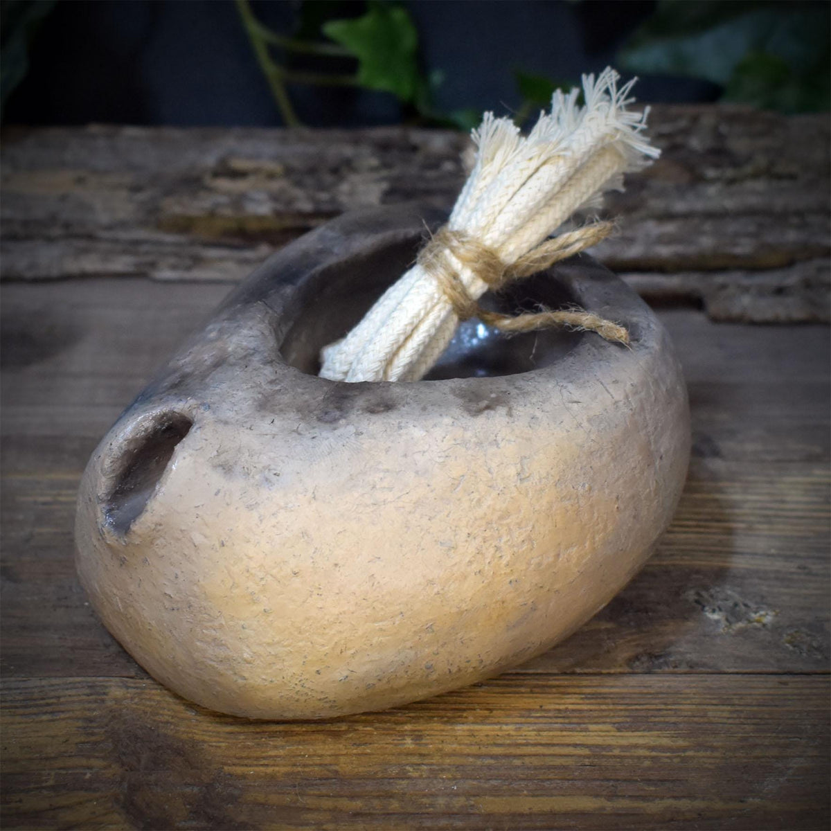 Rustikale handgefertigte Öllampe mit Docht, aus Ton, Antikes Design, Ritual Licht für Altar & Meditation, Naturverbundene Keramik AÖL001