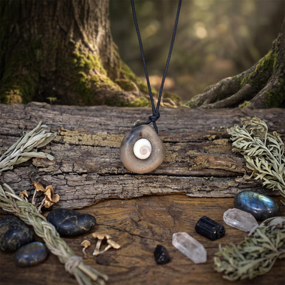 Shiva Auge Amulett Kette Keramik | Schutzsymbol Anhänger Spirale Turbanschnecke | Schamanischer Schmuck Zart Handgemacht 2cm AMU094