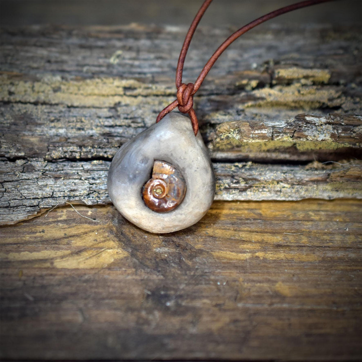 Ammonit Amulett Kette Keramik | Fossil Schutzsymbol Jura Anhänger Spirale | Schamanischer Schmuck Lederband Handgemacht 3cm 12g AMU097
