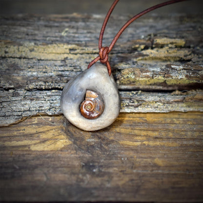 Ammonit Amulett Kette Keramik | Fossil Schutzsymbol Jura Anhänger Spirale | Schamanischer Schmuck Lederband Handgemacht 3cm 12g AMU097