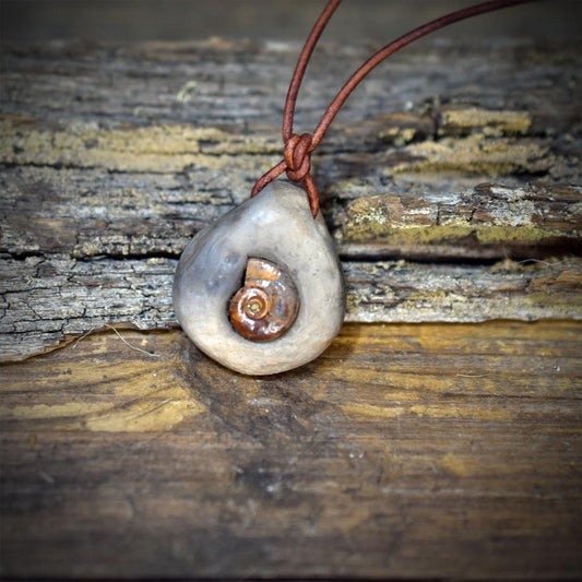 Ammonit Amulett Kette Keramik | Fossil Schutzsymbol Jura Anhänger Spirale | Schamanischer Schmuck Lederband Handgemacht 3cm 12g AMU097