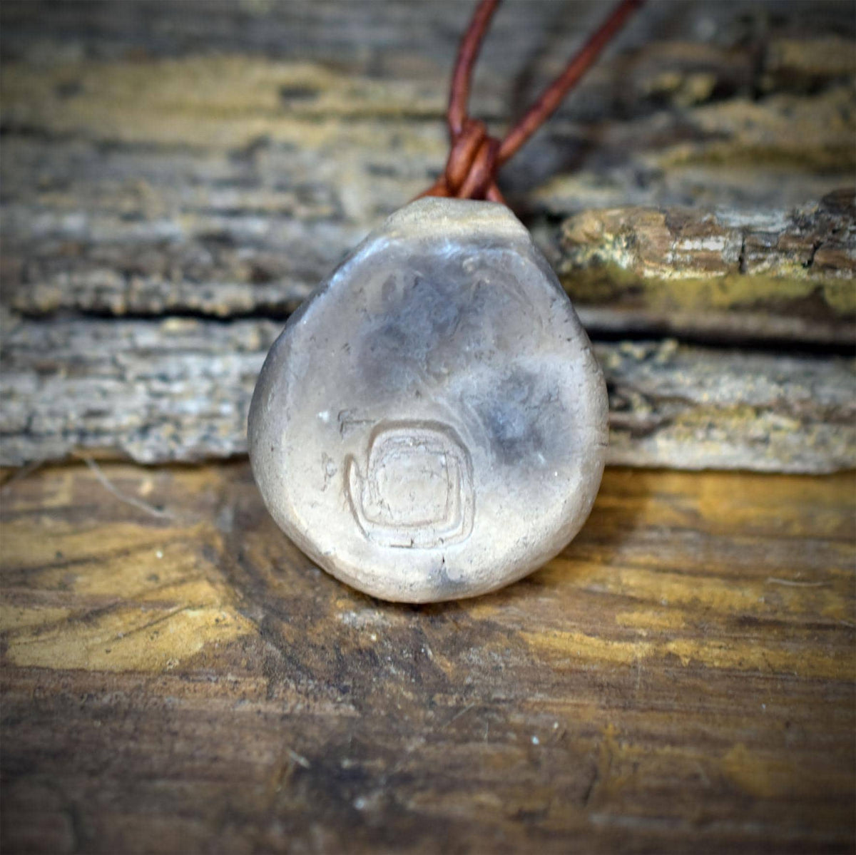 Ammonit Amulett Kette Keramik | Fossil Schutzsymbol Jura Anhänger Spirale | Schamanischer Schmuck Lederband Handgemacht 3cm 12g AMU097