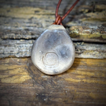 Ammonit Amulett Kette Keramik | Fossil Schutzsymbol Jura Anhänger Spirale | Schamanischer Schmuck Lederband Handgemacht 3cm 12g AMU097