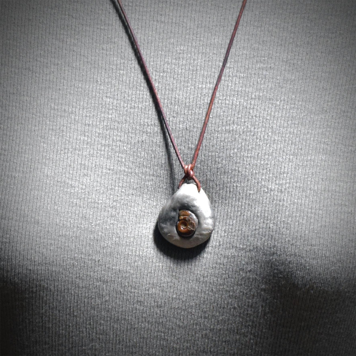 Ammonit Amulett Kette Keramik | Fossil Schutzsymbol Jura Anhänger Spirale | Schamanischer Schmuck Lederband Handgemacht 3cm 12g AMU097