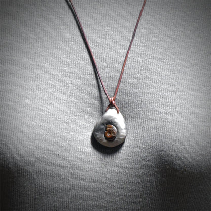 Ammonit Amulett Kette Keramik | Fossil Schutzsymbol Jura Anhänger Spirale | Schamanischer Schmuck Lederband Handgemacht 3cm 12g AMU097