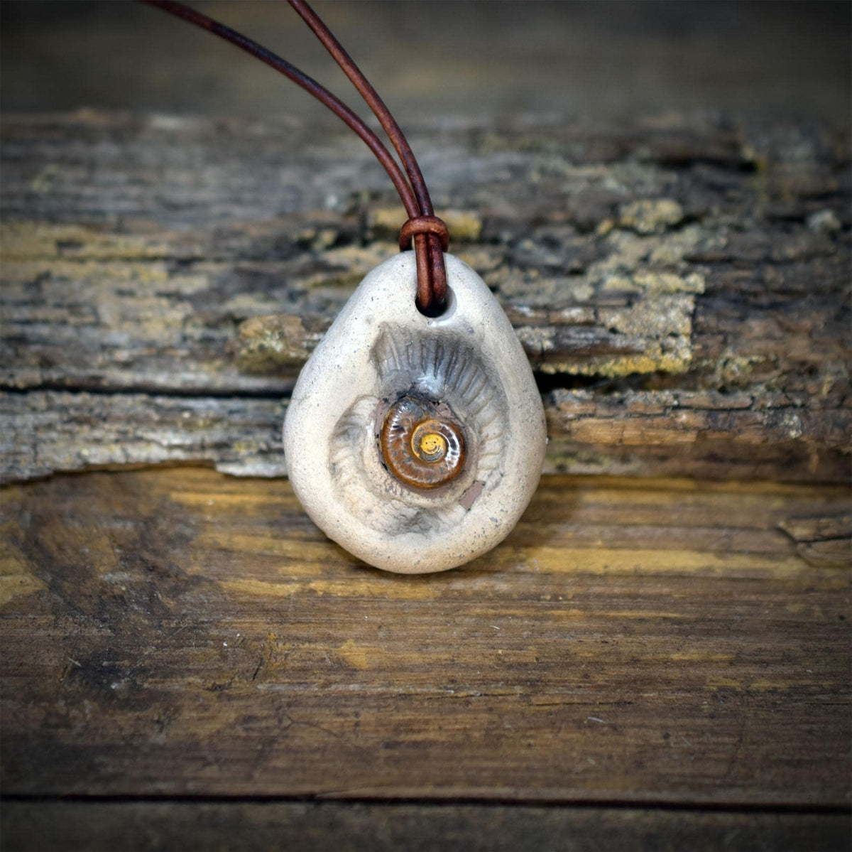 Ammonit Amulett Kette Keramik | Jura Fossil Anhänger Spirale Schutzsymbol | Schamanischer Schmuck Lederband Handgemacht 4x3cm 17g AMU098