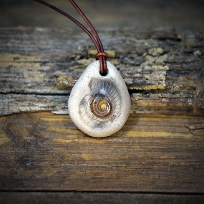 Ammonit Amulett Kette Keramik | Jura Fossil Anhänger Spirale Schutzsymbol | Schamanischer Schmuck Lederband Handgemacht 4x3cm 17g AMU098