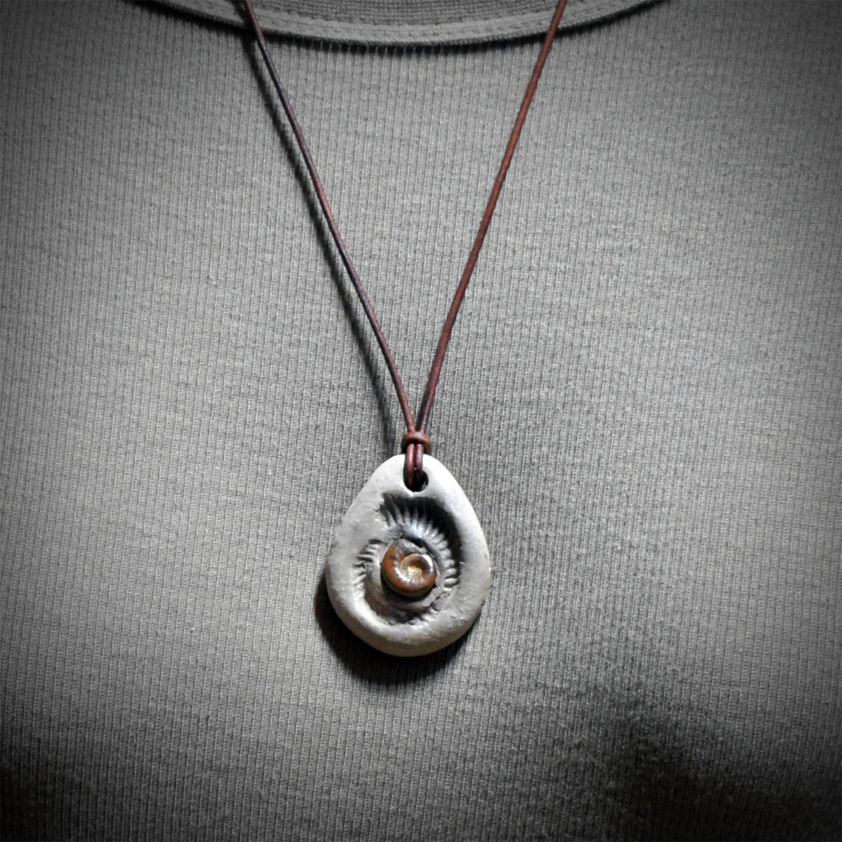 Ammonit Amulett Kette Keramik | Jura Fossil Anhänger Spirale Schutzsymbol | Schamanischer Schmuck Lederband Handgemacht 4x3cm 17g AMU098