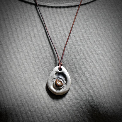 Ammonit Amulett Kette Keramik | Jura Fossil Anhänger Spirale Schutzsymbol | Schamanischer Schmuck Lederband Handgemacht 4x3cm 17g AMU098