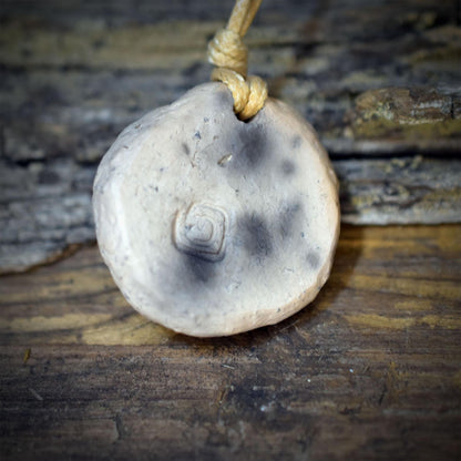 Seelilie Amulett Kette Keramik | Crinoid Fossil Schutzsymbol Anhänger Spirale | Schamanischer Schmuck Handgemacht Verstellbar 22g AMU099