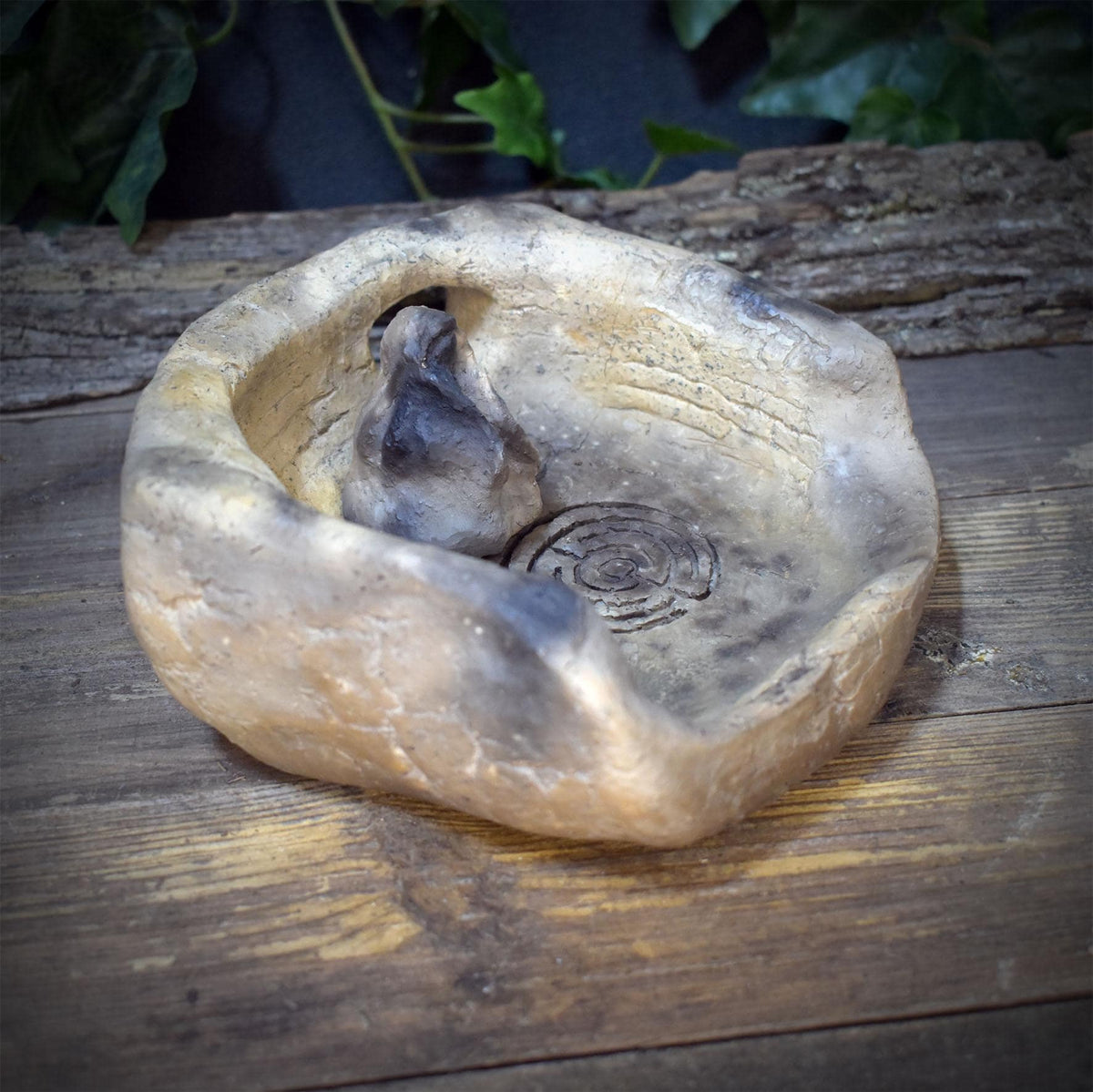 Schrein Altar Keramik mit Labyrinth | Archaische Opferschale & separate Hüterin | Spirituelle Deko Naturreligion Ritual 14cm 1,2kg SCH033