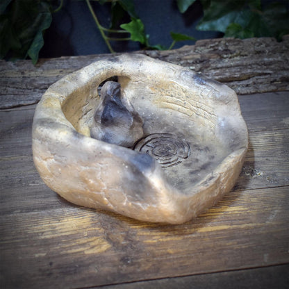Schrein Altar Keramik mit Labyrinth | Archaische Opferschale & separate Hüterin | Spirituelle Deko Naturreligion Ritual 14cm 1,2kg SCH033