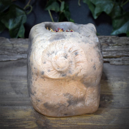 Räuchergefäß für Kohle Teelichthalter Portal Keramik | Räucherschale mit Ammonit Relief | Spirituelle Deko Altar Ritual 2kg RÄG100