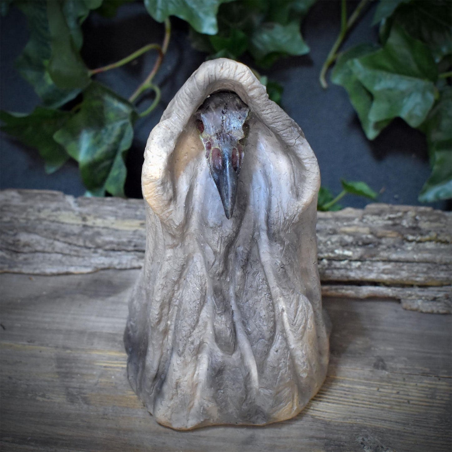 Morrigan Skulptur Keramik mit Rabenschädel | Keltische Rabengöttin Figur im Umhang | Spirituelle Altar Deko Ritual 18cm 1,7kg SKU317
