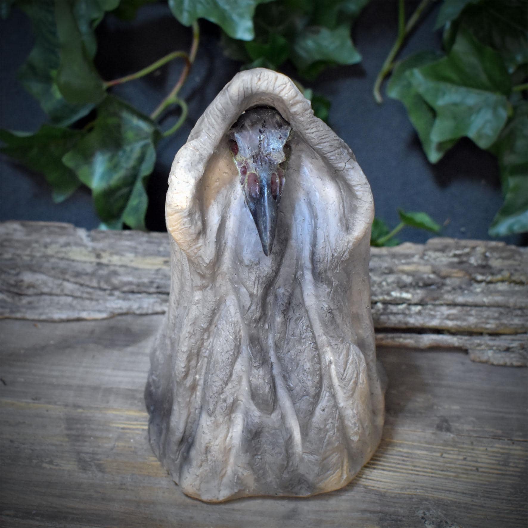 Morrigan Skulptur Keramik mit Rabenschädel | Keltische Rabengöttin Figur im Umhang | Spirituelle Altar Deko Ritual 18cm 1,7kg SKU317
