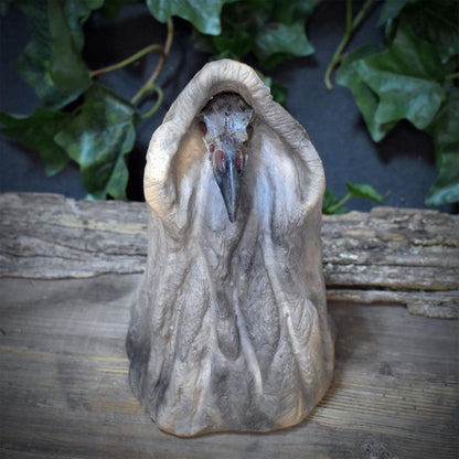 Morrigan Skulptur Keramik mit Rabenschädel | Keltische Rabengöttin Figur im Umhang | Spirituelle Altar Deko Ritual 18cm 1,7kg SKU317