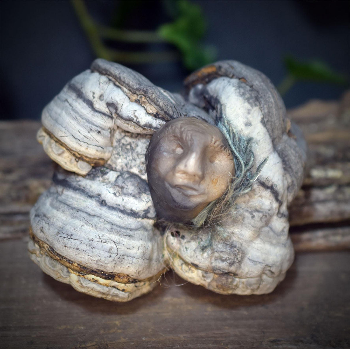 Wächter der Bäume Waldgeist Skulptur | Naturwesen aus Rauchbrand Ton & Baumpilz | Schamanische Altar Deko Erdung Unikat 100g SKU318