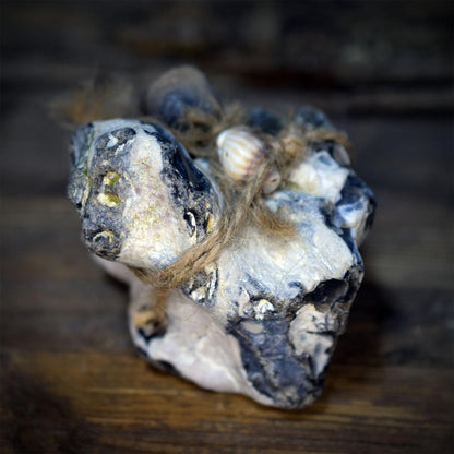 Hüter der Gezeiten Hagstone Skulptur | Flintstone Feuerstein Naturwesen Rauchbrand | Hühnergott Schutzstein Altar Ritual 440g SKU321