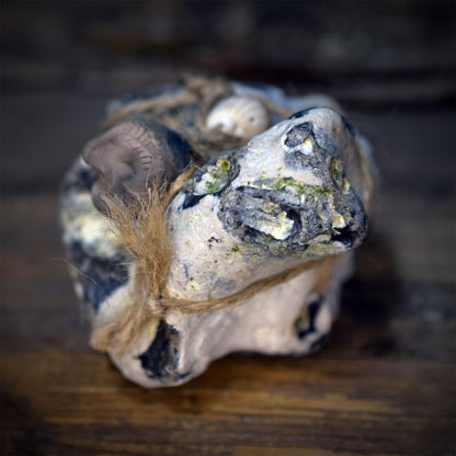 Hüter der Gezeiten Hagstone Skulptur | Flintstone Feuerstein Naturwesen Rauchbrand | Hühnergott Schutzstein Altar Ritual 440g SKU321