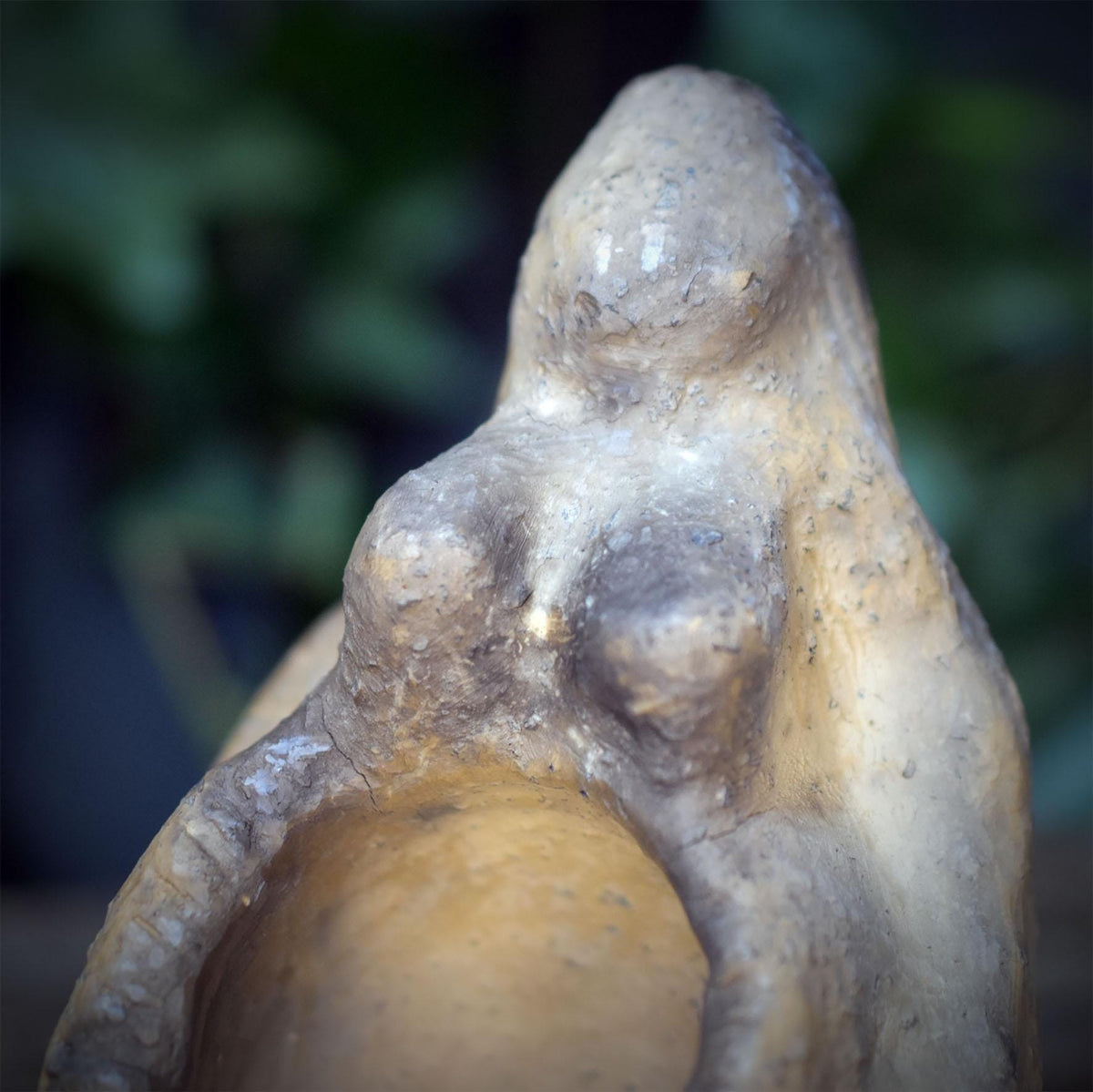 Göttin Holda Skulptur aus Keramik | Archaische Erdmutter mit Gabenschale im Schoßraum | Rauchbrand 2kg, 20x13cm SKU322