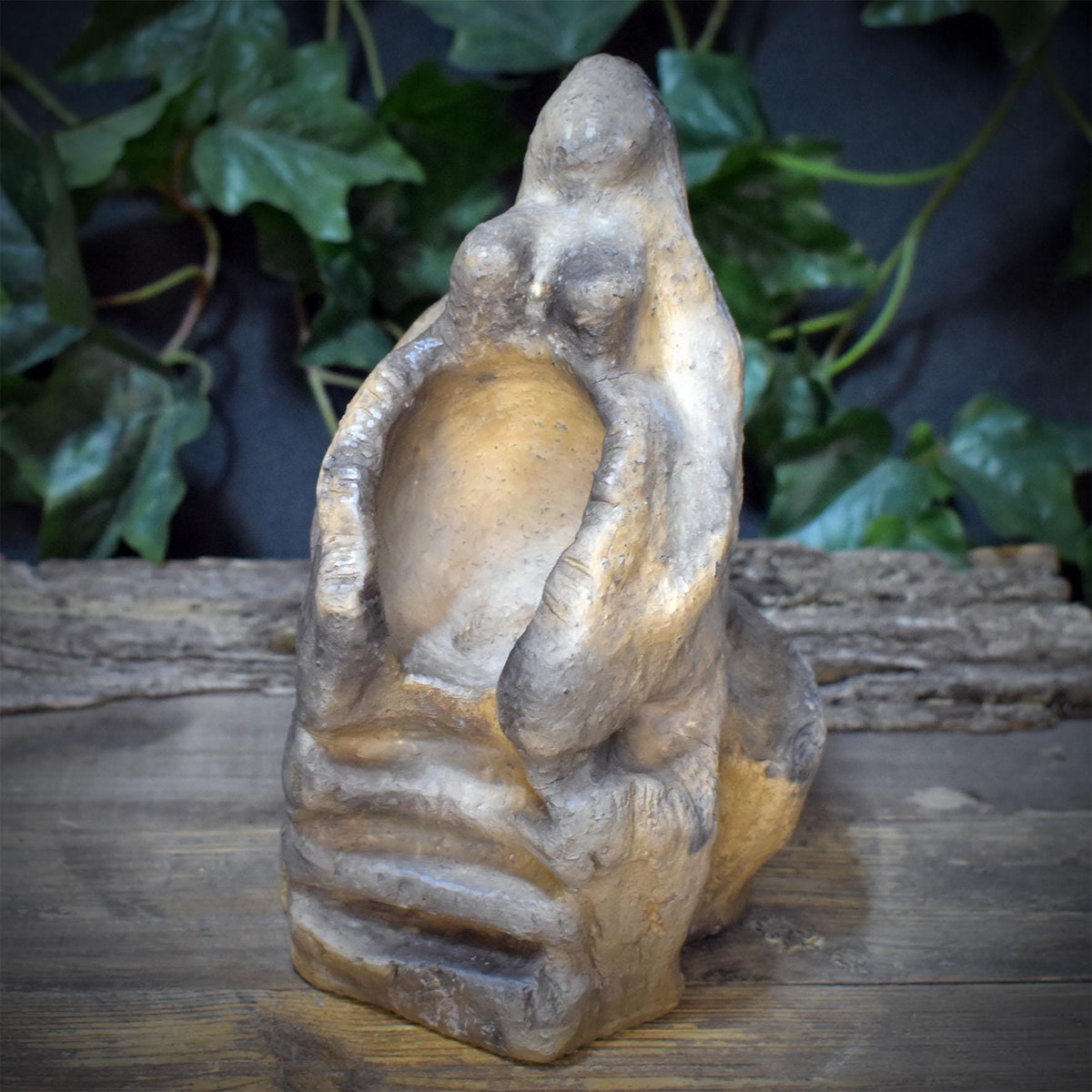 Göttin Holda Skulptur aus Keramik | Archaische Erdmutter mit Gabenschale im Schoßraum | Rauchbrand 2kg, 20x13cm SKU322