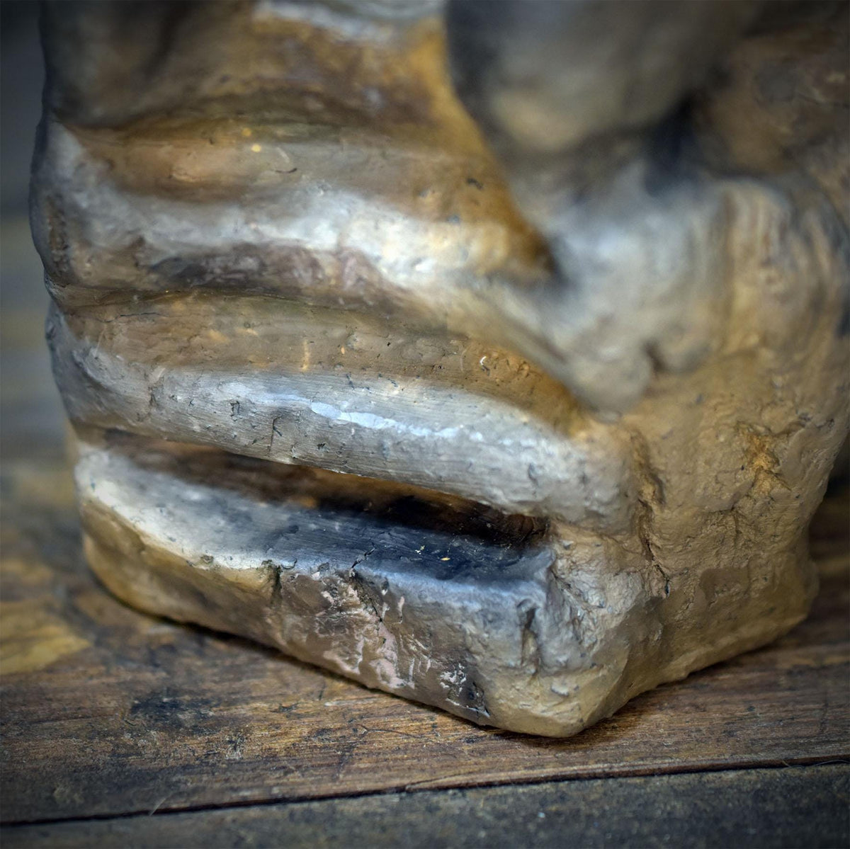 Göttin Holda Skulptur aus Keramik | Archaische Erdmutter mit Gabenschale im Schoßraum | Rauchbrand 2kg, 20x13cm SKU322