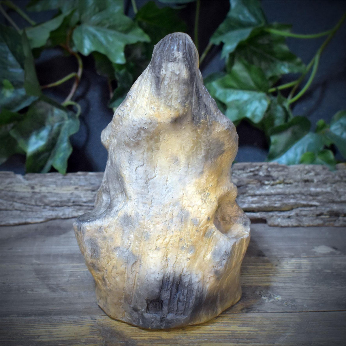 Göttin Holda Skulptur aus Keramik | Archaische Erdmutter mit Gabenschale im Schoßraum | Rauchbrand 2kg, 20x13cm SKU322