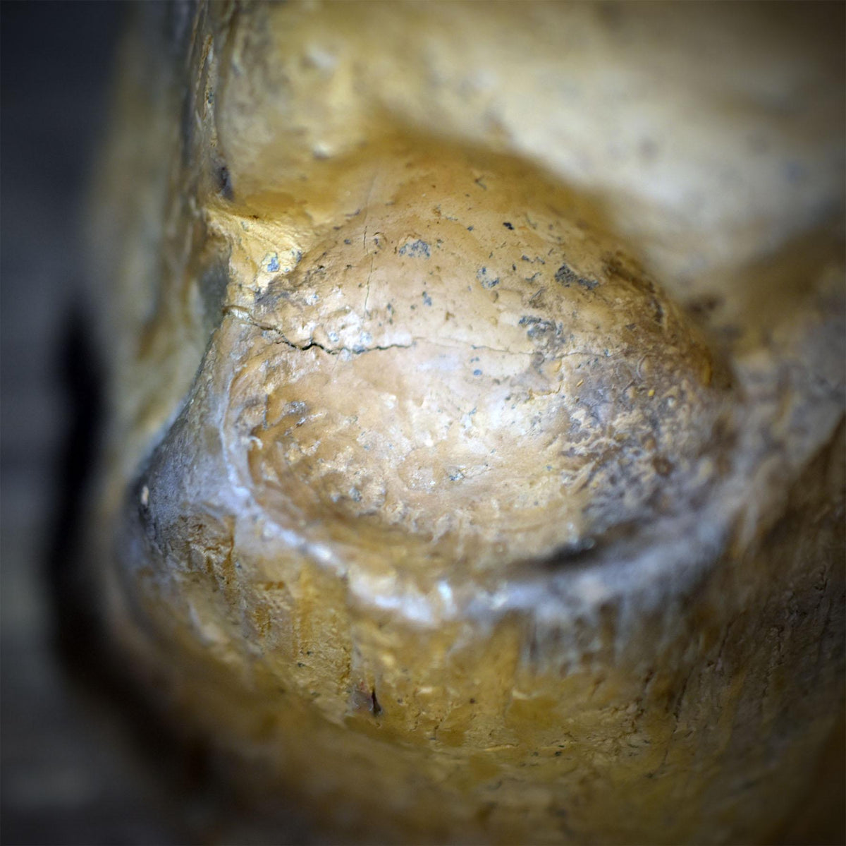 Göttin Holda Skulptur aus Keramik | Archaische Erdmutter mit Gabenschale im Schoßraum | Rauchbrand 2kg, 20x13cm SKU322