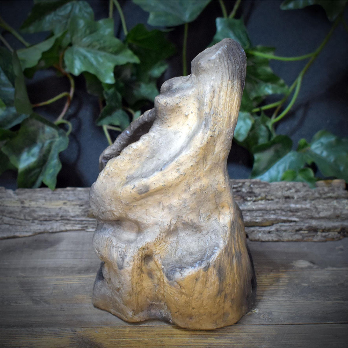 Göttin Holda Skulptur aus Keramik | Archaische Erdmutter mit Gabenschale im Schoßraum | Rauchbrand 2kg, 20x13cm SKU322