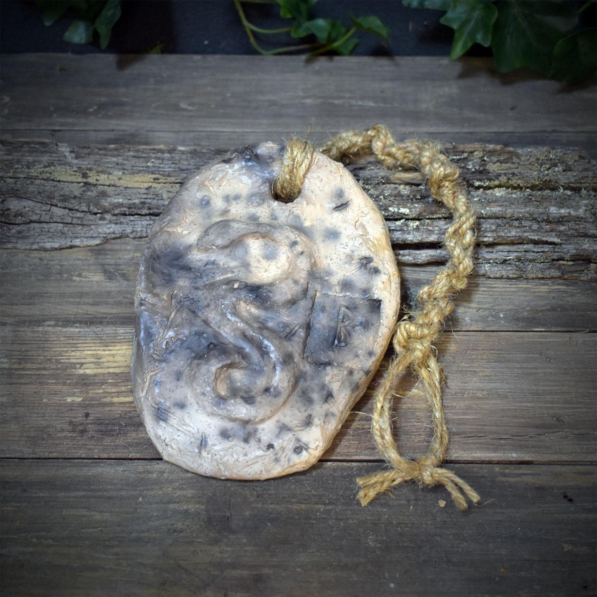 Wanddeko Krafttier Schlange Rune Berkana Keramik Wandbehang Ton Amulett Heilung Erneuerung Altar Deko Ritual Unikat HEX045
