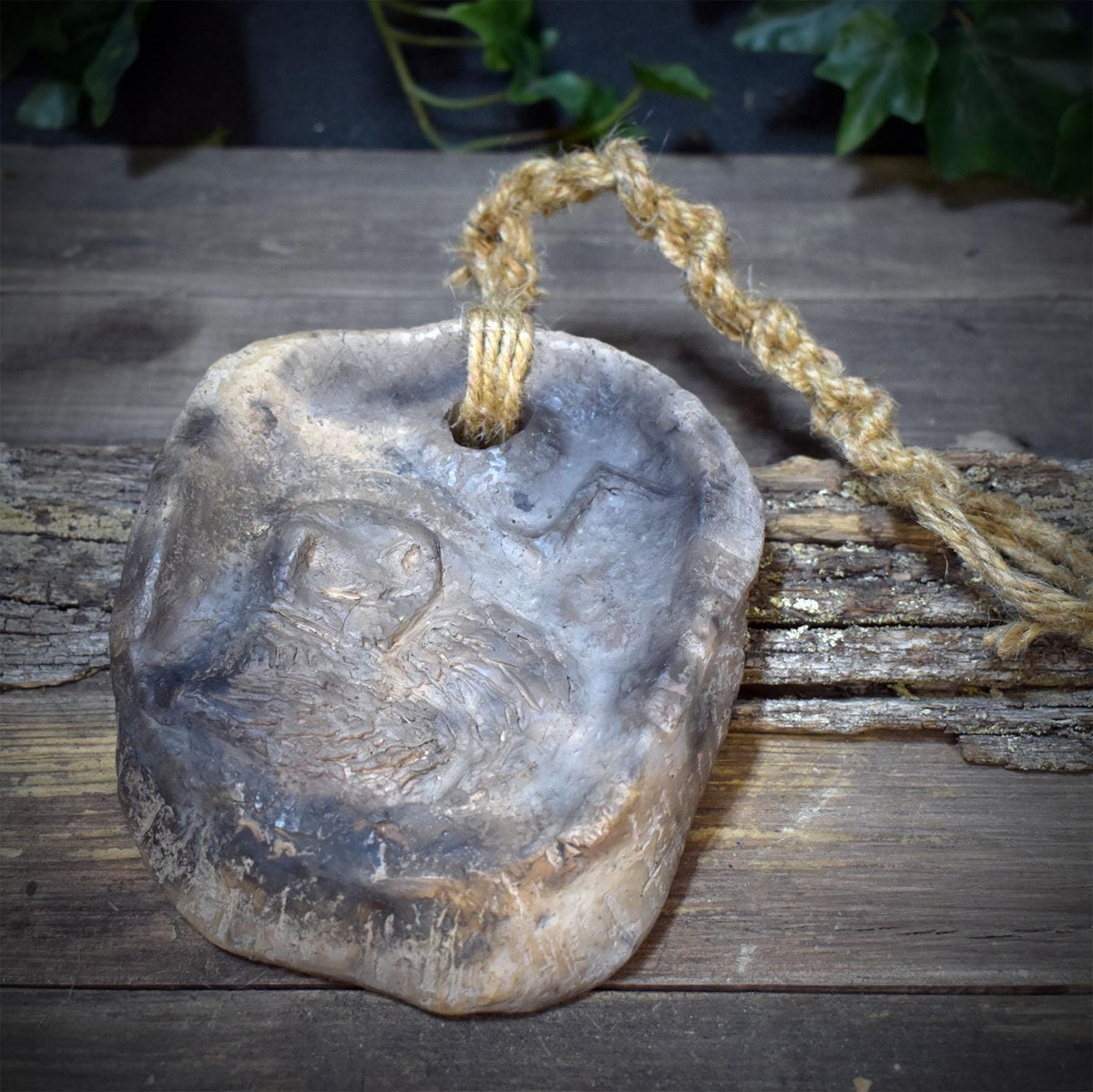 Wanddeko Krafttier Fuchs Rune Eihwaz Keramik Wandbehang Ton Tafel Wandel Übergang Altar Schutz Talisman Ritual Unikat HEX046