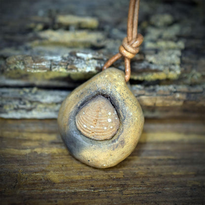 Fossil Amulett Ton Brachiopode Kette Lederband Anhänger Keramik Urzeit Talisman Schutzstein Altar Ritual Schmuck Unikat AMU101