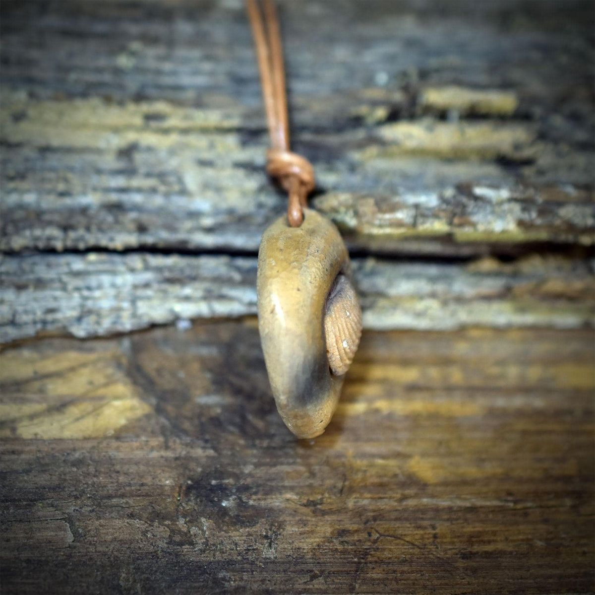 Fossil Amulett Ton Brachiopode Kette Lederband Anhänger Keramik Urzeit Talisman Schutzstein Altar Ritual Schmuck Unikat AMU101