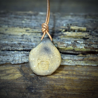 Fossil Amulett Ton Brachiopode Kette Lederband Anhänger Keramik Urzeit Talisman Schutzstein Altar Ritual Schmuck Unikat AMU101